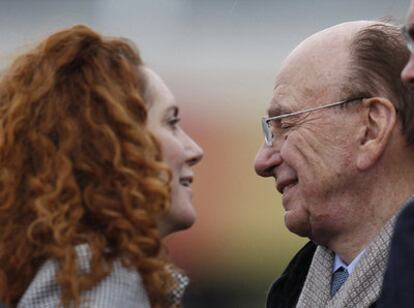 Rebekah Brooks, directora general de News International, la filial de News Corporation, junto a Rupert Murdoch.