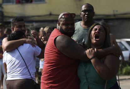 Mulher de Evaldo, Luciana dos Santos, chora ao saber da morte do marido. Ela também estava no carro alvejado por tiros. A intervenção federal no Rio de Janeiro terminou em 31 de dezembro, junto com o decreto de Garantia da Lei e da Ordem que permitia que o Exército fosse usado em operações de segurança. O Comando Militar do Leste diz que os militares estavam patrulhando o perímetro da Vila Militar.