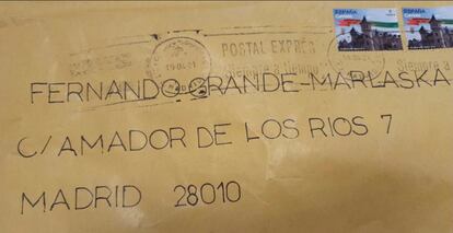 Imagen del sobre enviado al ministro del Interior, Fernando Grande-Marlaska, que contenía un texto amenazante y dos proyectiles.