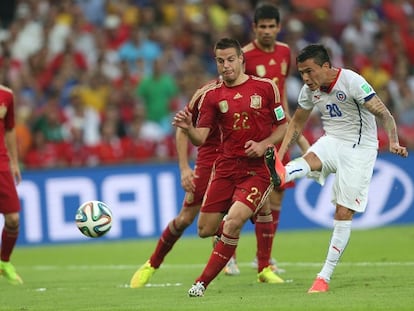 Aránguiz chuta para marcar o segundo gol.