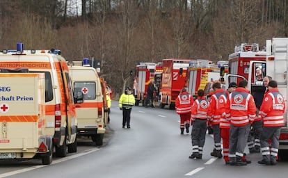 Varias personas han muerto y más de un centenar han resultado heridas, diez de ellas de gravedad, en un choque frontal de dos trenes de cercanías en la región de Baviera, en el sur de Alemania. En la imagen, personal de emergencias en la zona del accidente.