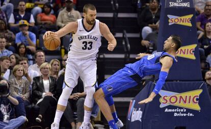 Marc Gasol hace jugada ante Mejri,