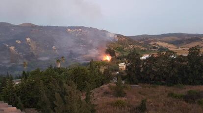 Un incendio forestal en Manilva (Málaga), este lunes.