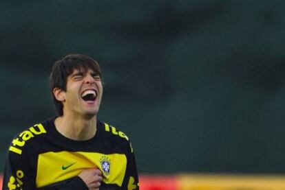 Kaká ríe en un entrenamiento con Brasil.