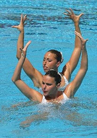 Las españolas, durante su ejercicio libre en el dúo de natación sincronizada.