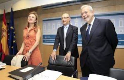 El ministro de Hacienda, Cristóbal Montoro (c), junto a los secretarios de Estado de Administraciones Públicas, Antonio Beteta, y Presupuestos, Marta Fernández Currás, al inicio de la reunión del Consejo de Política Fiscal y Financiera, hoy en Madrid.