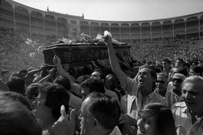 El entierro del Yiyo en la plaza de Las Ventas (Madrid) en 1985 se convirtió en una histeria colectiva por el dolor de los aficionados.