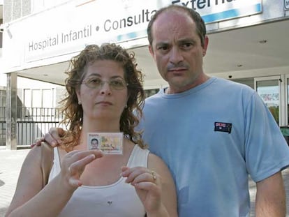 Los padres de Aitor muestran el DNI de su hijo en el hospital La Paz.