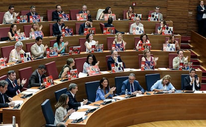 Los diputados del PP en Les Corts Valencianes exhiben este jueves desde sus escaños fotografías del exministro, exsecretario de organización del PSOE y diputado por Valencia, José Luis Ábalos.