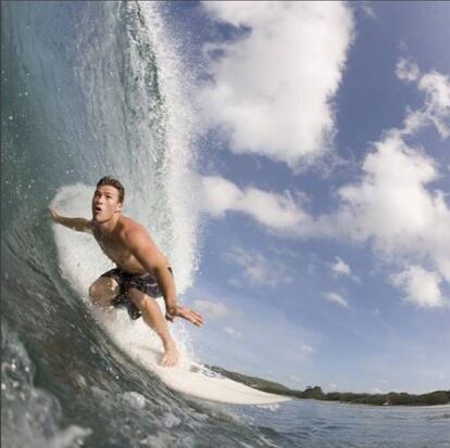 El corpulento hijo de Clint Eastwood, además de surfear, también hace 'sup' (remar de pie sobre una tabla grande de surf), pero con el perro a bordo. Esta nueva modalidad de deporte acuático se ha puesto de moda este verano en las playas de medio mundo. Aquí le vemos a punto de introducirse en un tubo con cara de velocidad.