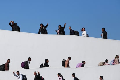 Migrantes que solicitaron cita para asilo en Estados Unidos utilizando la aplicación CBP One caminan hacia El Chaparral, en la frontera entre México y el Estados Unidos, en Tijuana, México, 4 de noviembre de 2024. 