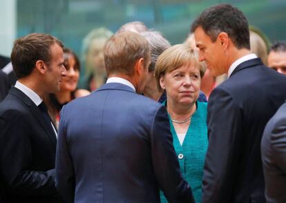 La canciller alemana, Angela Merkel, rodeada por el presidente francés, Emmanuel Macron, el presidente del Consejo Europeo, Donald Tusk, y el presidente del Gobierno español, Pedro Sánchez. EFE/Olivier Hoslet