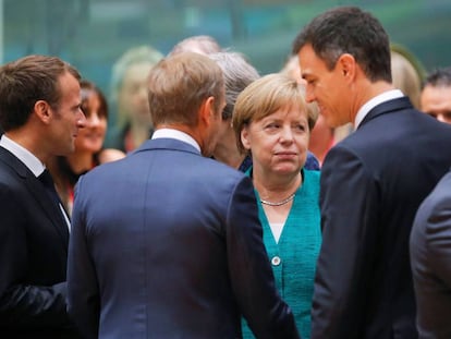 La canciller alemana, Angela Merkel, rodeada por el presidente francés, Emmanuel Macron, el presidente del Consejo Europeo, Donald Tusk, y el presidente del Gobierno español, Pedro Sánchez. EFE/Olivier Hoslet