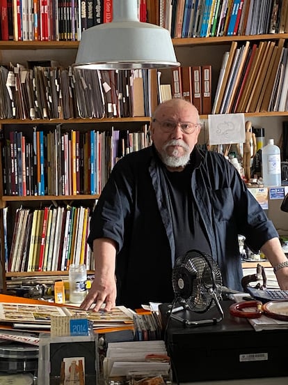 El historietista Carlos Giménez en su estudio en una fotografía cedida por Penguin Random House.