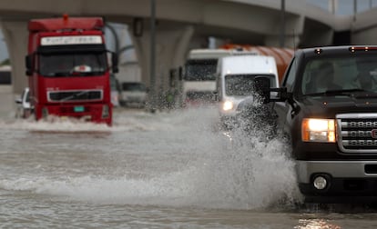Vehículos circulan con una carretera inundada en Dubái, el martes.