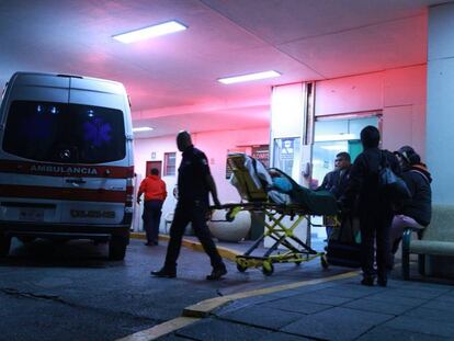 Ambulancias en el hospital Siglo XXI, de Ciudad de M&eacute;xico.