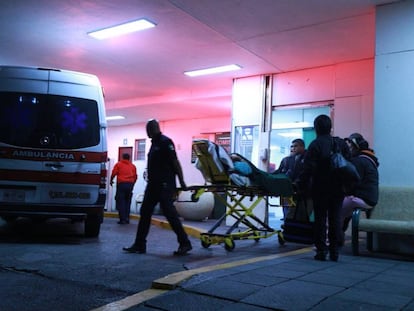 Ambulancias en el hospital Siglo XXI, de Ciudad de M&eacute;xico.