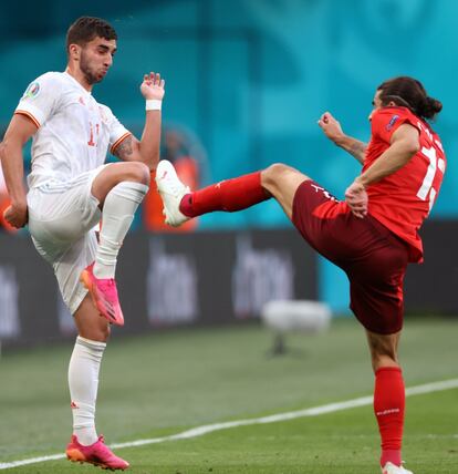 Ferrán Torres y Ricardo Rodríguez en una acción del partido.
