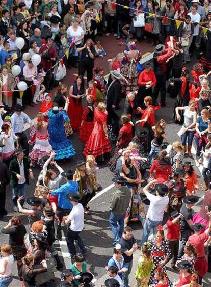 Cientos de parejas bailan sevillanas en una calles más conocidas del centro de Londres.