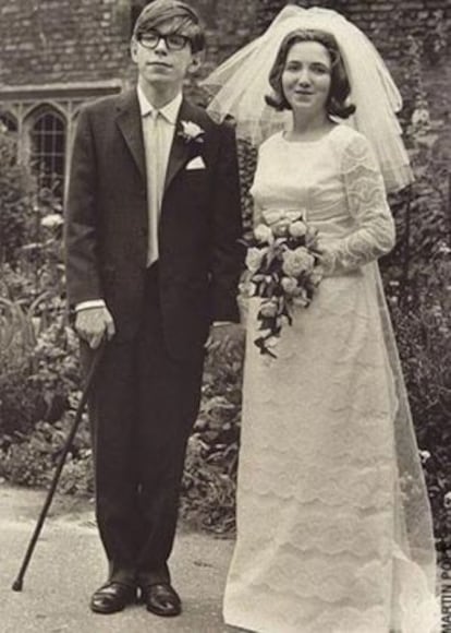El científico Stephen Hawking y la escritora Jane Hawking el día de su boda, en 1965.