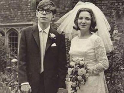 O cientista Stephen Hawking e a escritora Jane Hawking no dia de seu casamento, em 1965.