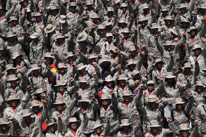 Membros da milícia bolivariana da Venezuela participam de uma manifestação em favor do governo em 1º de maio, em Caracas (Venezuela).