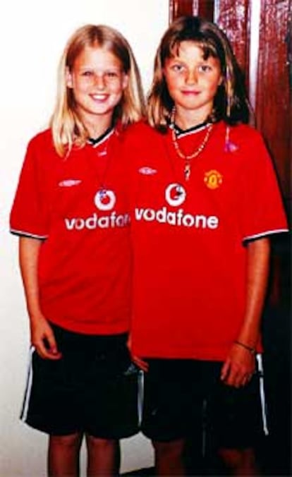 Una foto de familia de Holly Wells (izquierda)y su mejor amiga, Jessica Chapman, tomada el día que desaparecieron.
