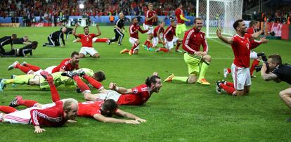 Gareth Bale y sus compañeros celebran la victoria después del partido de cuartos de final entre Gales y Bélgica.




















