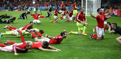 Gareth Bale y sus compañeros celebran la victoria después del partido de cuartos de final entre Gales y Bélgica.




















