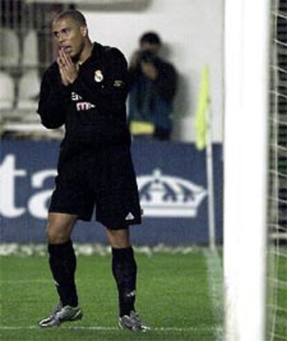 Ronaldo se lamenta de un fallo en el partido Madrid-Rayo Vallecano.