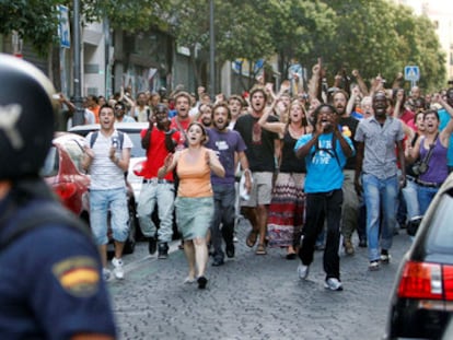 Los vecinos de Lavapiés se enfrentan a la policía por pedir la identificación a los inmigrantes