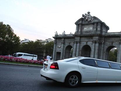 Una limusina circulaba el pasado sábado junto a la Puerta de Alcalá.