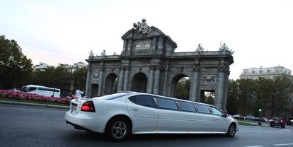 Una limusina circulaba el pasado sábado junto a la Puerta de Alcalá.