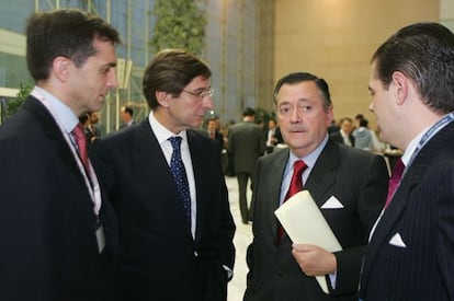 Ignacio Goirigolzarri y Alfredo S&aacute;enz, (ambos en el centro) en la 44 edici&oacute;n de la reuni&oacute;n de antiguos alumnos del IESE.