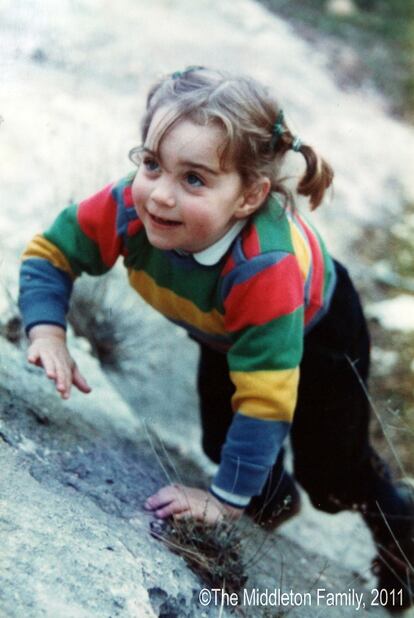 En la fotografía se puede ver a una pequeña Kate de tres años y medio jugando en el campo. La foto, sin fecha determinada, fue tomada por la familia Middleton durante unas vacaciones de la pequeña en la región de los Lagos, en Inglaterra.