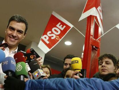 Pedro Sanchez Secretario General del Psoe, vota para ratificar el acuerdo con Ciudadanos en la agrupaci&oacute;n socialista de Pozuelo.