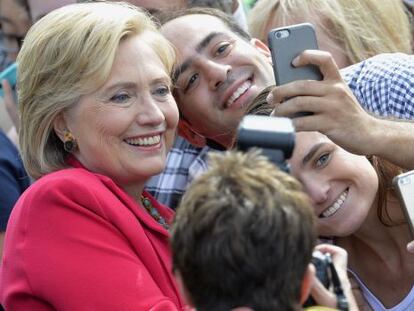 A candidata democrata posa para admiradores em Cleveland, Ohio.