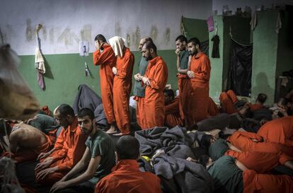 En otra de las celdas, un grupo de prisioneros rezan en el pequeño espacio que ocupan con todos los demás integrantes del Estado Islámico.