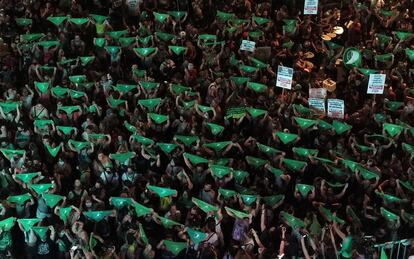 Cientos de manifestantes muestran sus pañuelos verdes -un símbolo a favor del aborto- frente al Congreso argentino en Buenos Aires, el 10 de diciembre de 2020, mientras los diputados debaten un proyecto de ley para legalizar la interrupción del embarazo.