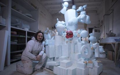 El artista fallero José Luis Platero junto al monumento.