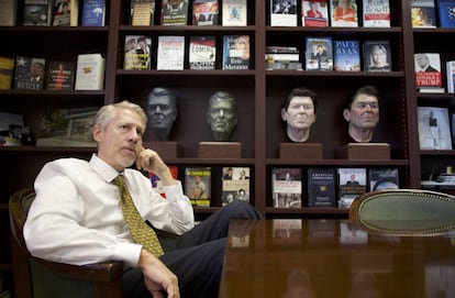 John Heubusch, director de la Biblioteca Reagan, junto a los bustos que sirvieron de modelo para el holograma, en su despacho.