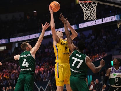 Shermadini, entre Kalinoski y Sima, del Unicaja.