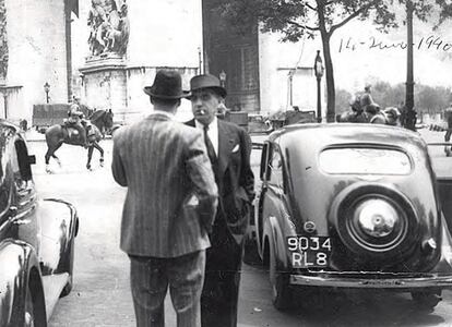 Gregorio Marañón, de frente, y Sebastián Miranda, de espaldas, cuando las tropas alemanas ocupan París el 14 de junio de 1940. Desde entonces, cada vez que Marañón se cruzaba con un judío en la calle, se quitaba el sombrero para saludarle con el mayor respeto, cuenta su nieto en el libro 'El Cigarral de las Altas Cumbres'.