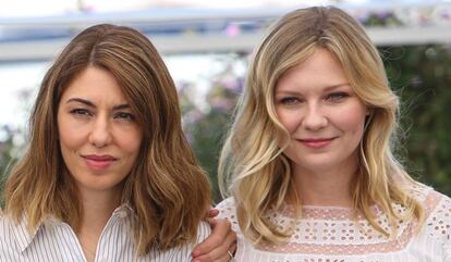 La directora Sofia Coppola y la actriz Kirsten Dunst, en la presentación de 'El seductor' en la 70 edición del Festival de Cannes.