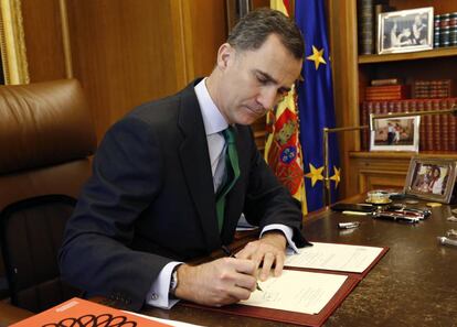 El rei Felip VI, signant la convocatòria d'eleccions generals.