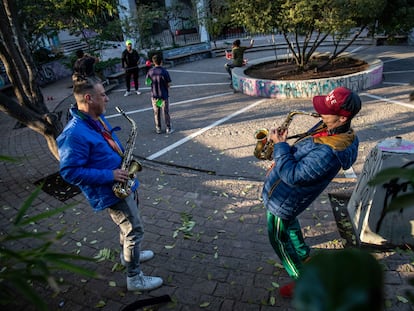 Un grupo de músicos practica en los alrededores de la Plaza Italia, esta zona fue protagonista de las protestas en Chile en el año 2019.