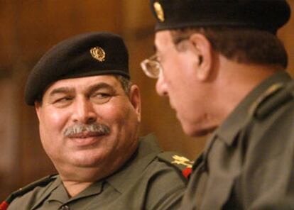 El general Sultán (izquierda) y el que fuera ministro de Información, Mohamed Said al Sahaf, en Bagdad en marzo.
