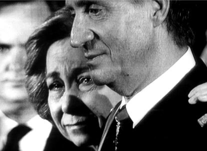 Imagen de televisión en la que se ve al rey Juan Carlos y a la reina Sofía llorando durante los funerales de don Juan de Borbón, en el monasterio de El Escorial el 1 de abril de 1993.