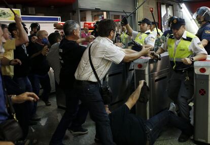 Guardias de seguridad del metro de Madrid y polic&iacute;a previenen la entrada de piquetes en la estaci&oacute;n de Atocha. 
