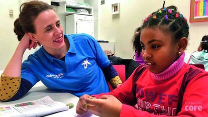 Empleada del banco que participa en las actividades de la Semana Social.